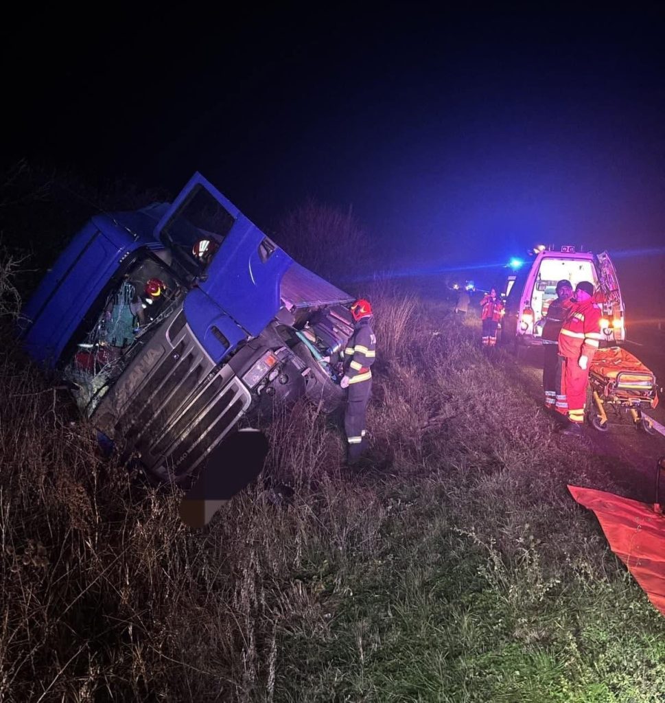 Accident grav pe DN 6 în Mehedinți: un autotren s-a izbit de un cap de pod