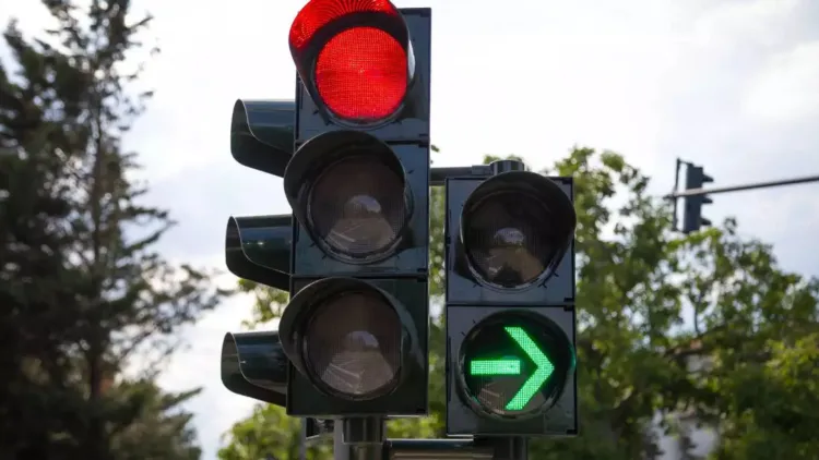 Pericol pentru pietoni pe strada Maramureșului din Cluj-Napoca din cauza mașinilor parcate ilegal