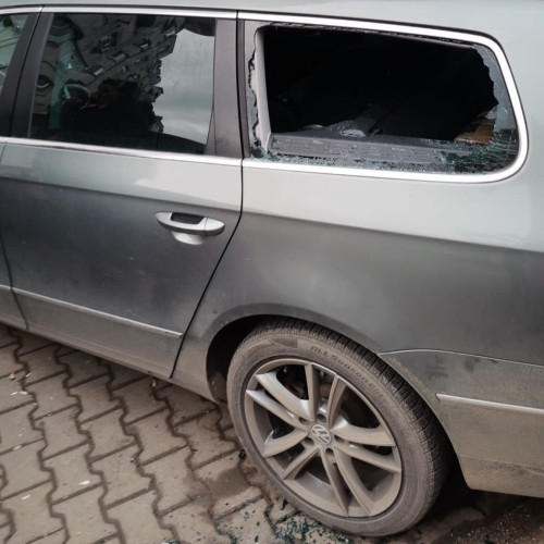 Băiat de doi ani blocat în mașină la Botoșani, salvat de pompieri