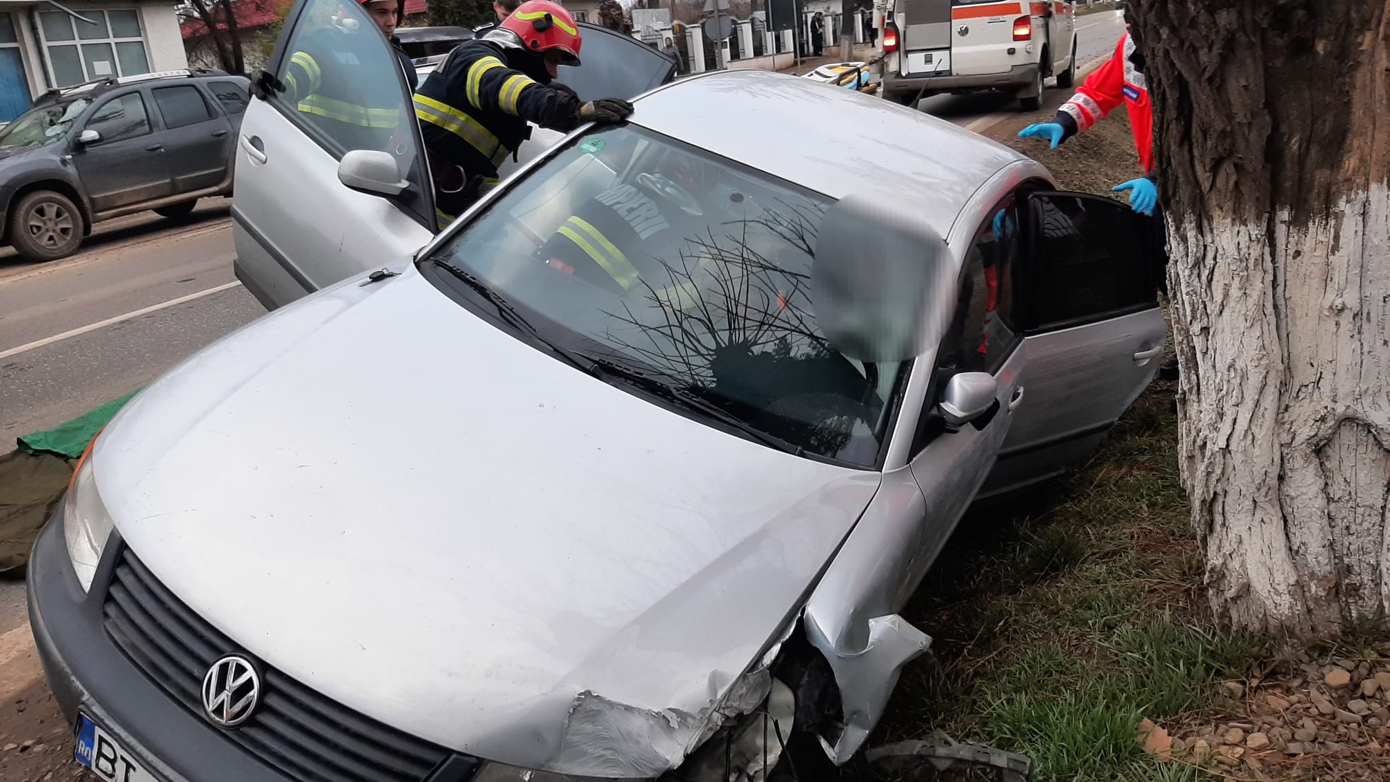 Un bărbat a fost scos din mașină după un accident în localitatea Brăiești
