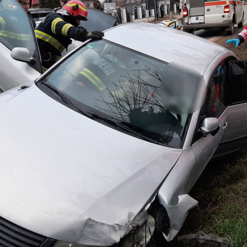 Un bărbat a fost scos din mașină după un accident în localitatea Brăiești
