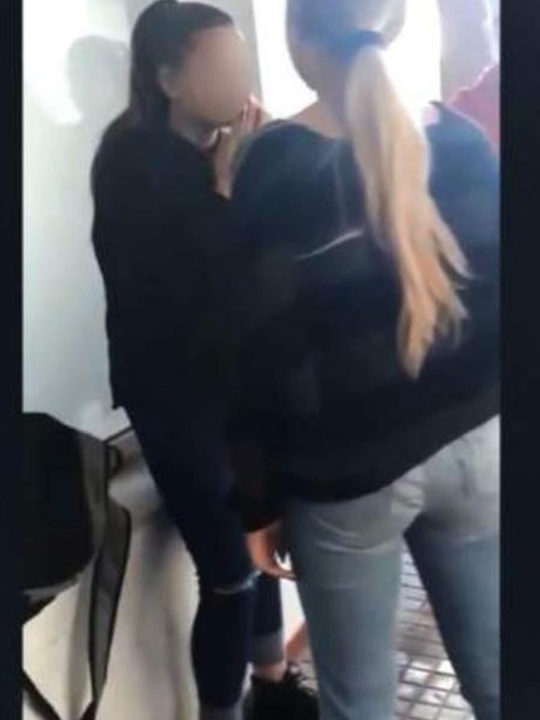 Elevă din Teleorman agresată de șase colege într-un incident șocant la școală