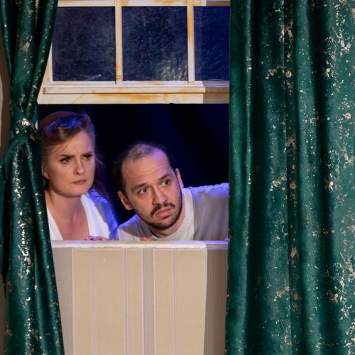 Comedia „Vineri 13” aduce pe scenă ironia destinului și norocul