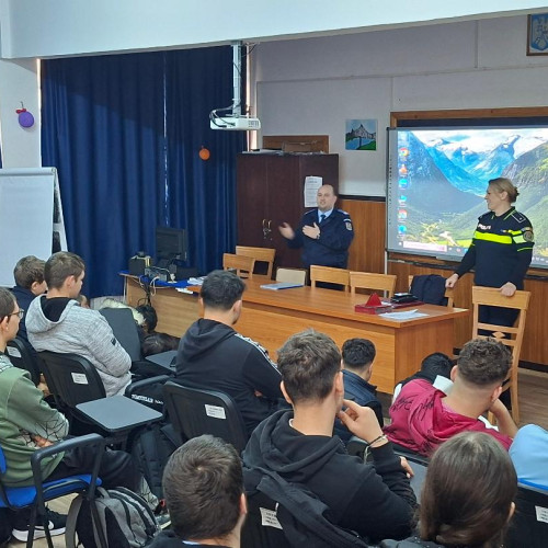 Jandarmii și polițiștii tulceni promovează fair-playul și siguranța în școli