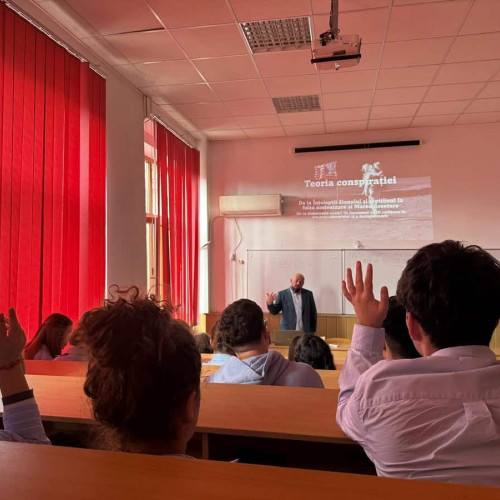 Elevii din Tulcea au participat la un proiect dedicat combaterii dezinformării și știrilor false