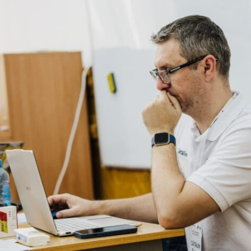 Profesorul Cătălin Zaman susține elevii prin proiecte caritabile și educaționale