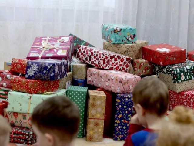 Primăria Râșnov oferă cadouri de Crăciun copiilor din creșe, grădinițe și școli