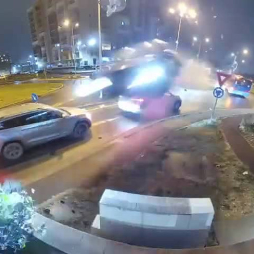 Un șofer zboară cu mașina peste un sens giratoriu în Oradea