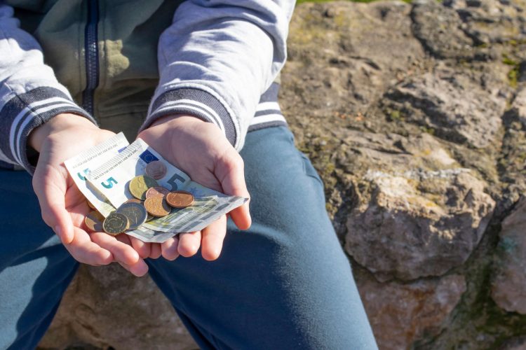 Minor de 12 ani tâlhărit în fața unui supermarket din Baia Mare