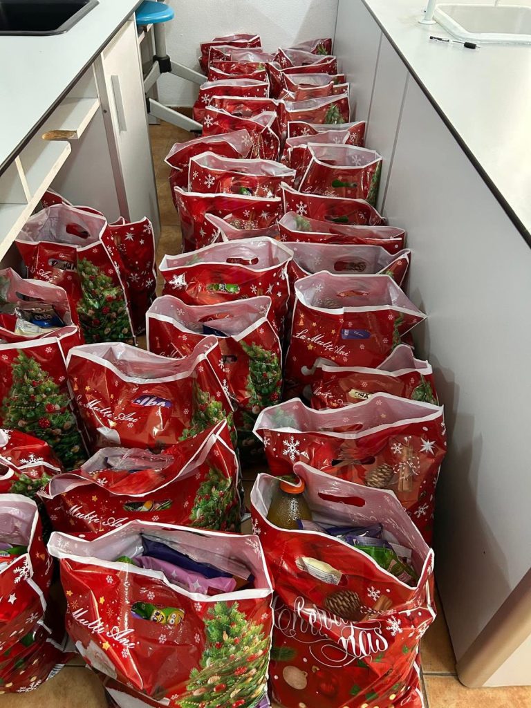 213 pachete cu dulciuri oferite elevilor din Fărcășești la Moș Nicolae