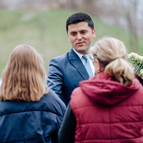 Liberalii din Satu Mare, flori și mărțișoare pentru doamnele și domnișoarele orașului