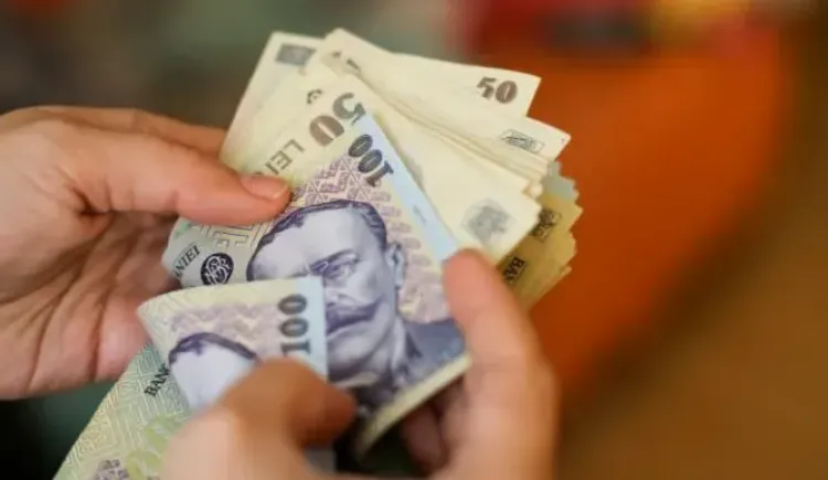 Românii plătesc jumătate din salariu pentru ratele la locuințe din cauza dobânzilor crescute