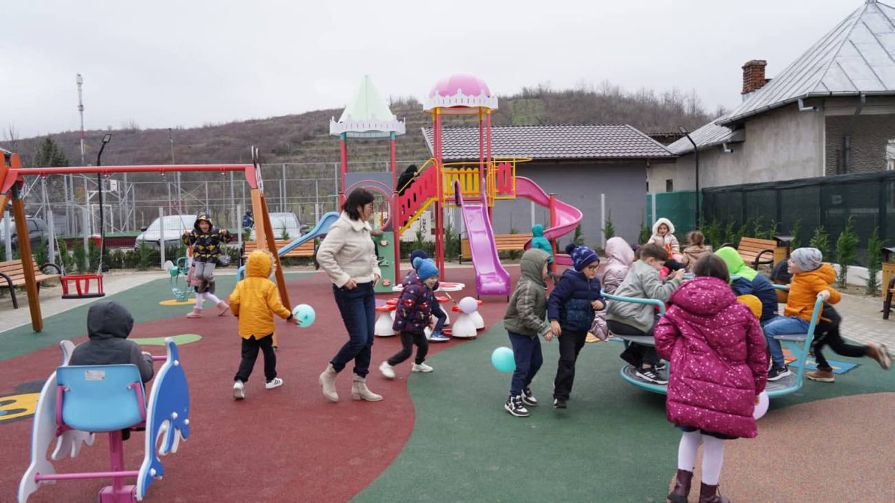 La Răzvad a fost inaugurat un nou loc de joacă cu sprijinul Consiliului Județean Dâmbovița