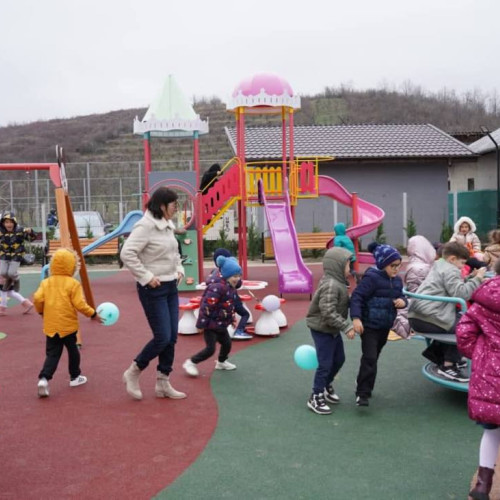 La Răzvad a fost inaugurat un nou loc de joacă cu sprijinul Consiliului Județean Dâmbovița