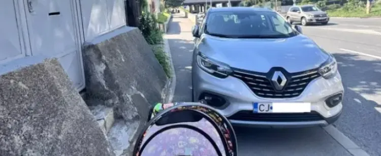 Probleme grave de acces pe strada Episcop Nicolae Ivan din Mărăști din cauza mașinilor parcate neregulamentar