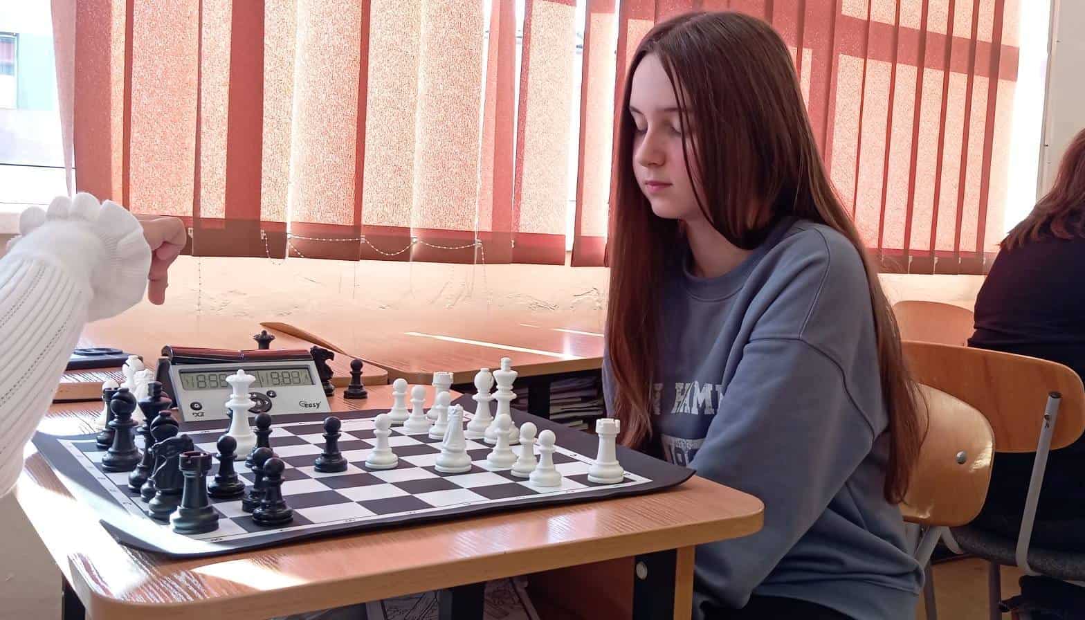 Elevă din Teiuș câștigă faza județeană a Olimpiadei de șah și merge la etapa națională