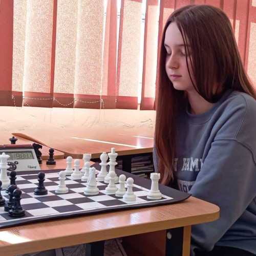Elevă din Teiuș câștigă faza județeană a Olimpiadei de șah și merge la etapa națională