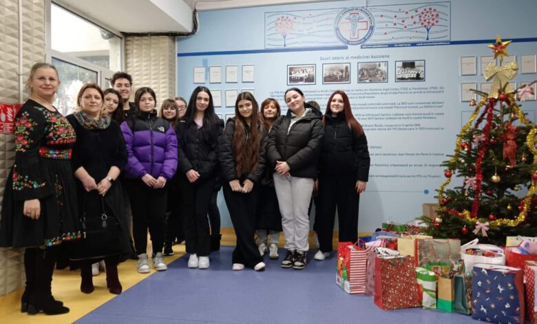 Elevii din Buzău au adus bucurie copiilor internați la spital prin colinde și cadouri