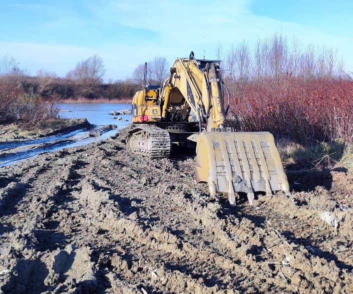 Polițiștii au descoperit trei infracțiuni legate de exploatarea ilegală a agregatelor minerale