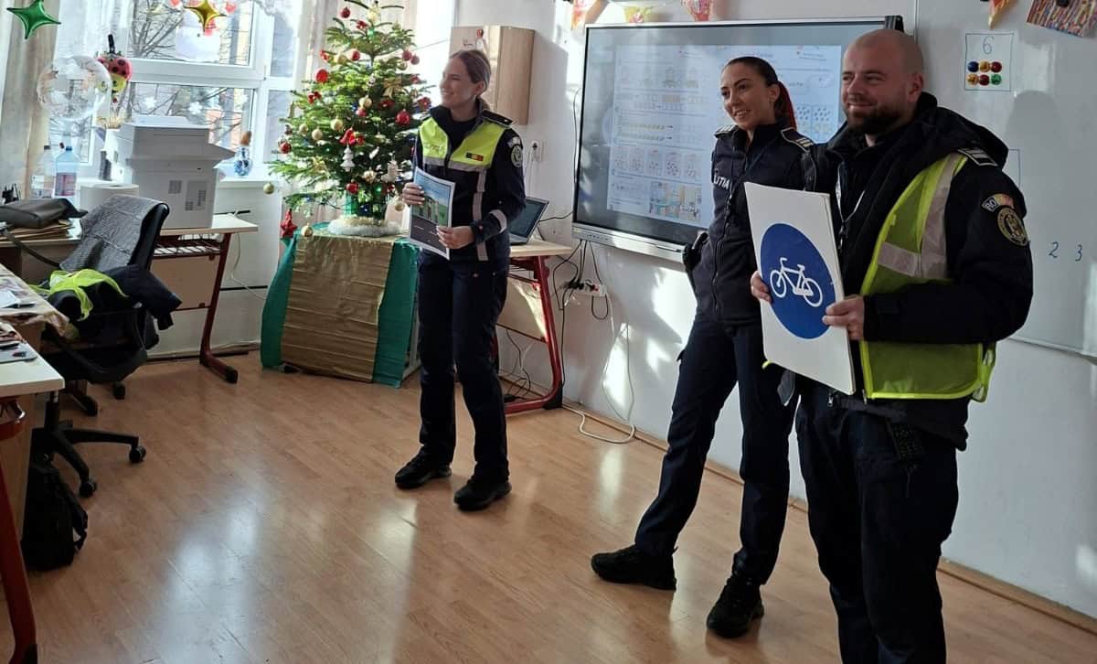 Elevii din Alba Iulia au învățat cum să se deplaseze în siguranță cu trotineta și bicicleta