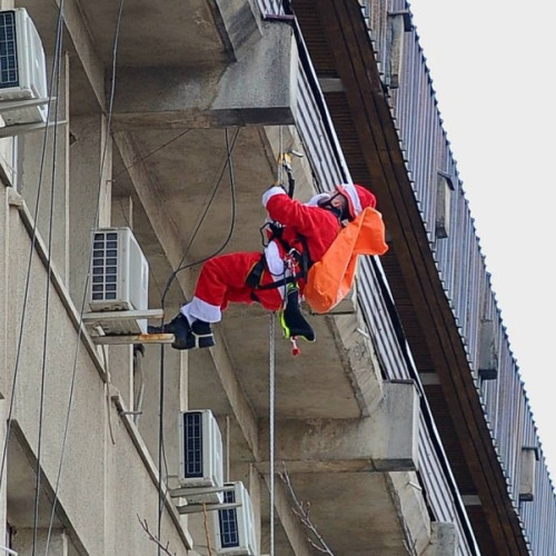 Moș Crăciun a adus bucurie copiilor internați la Spitalul de Copii Brașov