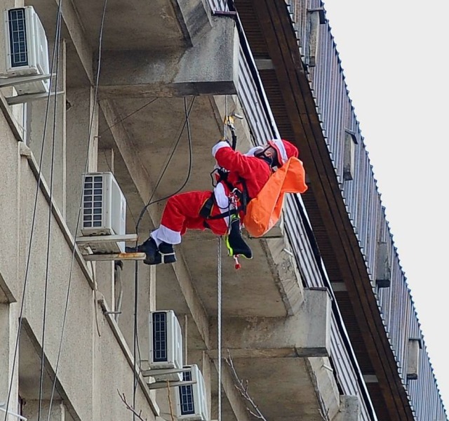 Moș Crăciun a adus bucurie copiilor internați la Spitalul de Copii Brașov