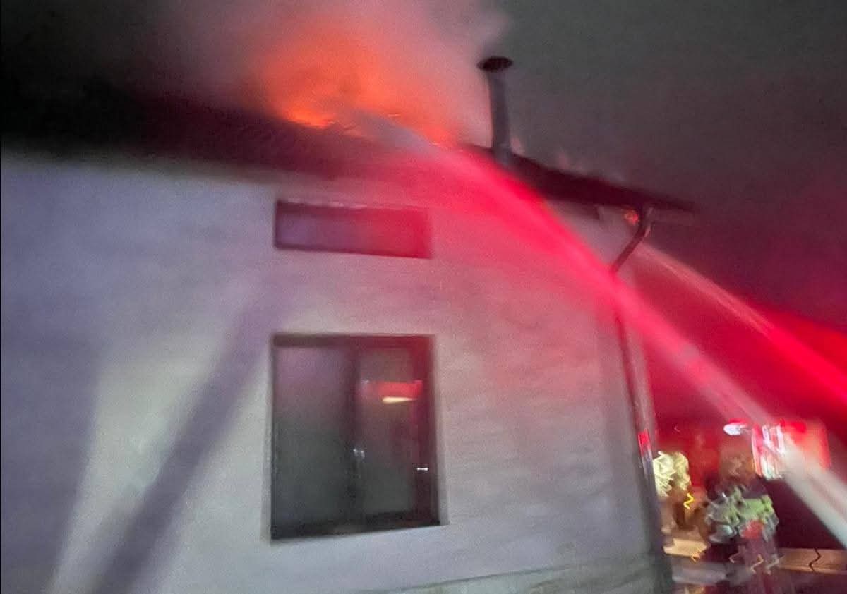 Incendiu la o casă din Mihăești, pompierii au intervenit prompt