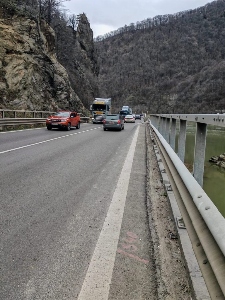 Finalizate lucrările la rosturile de dilatație pe viaductul Cârligul Mic de pe DN 7