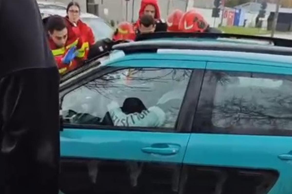 Un şofer provoacă accident şi loveşte două ambulanţe SMURD în Sectorul 5