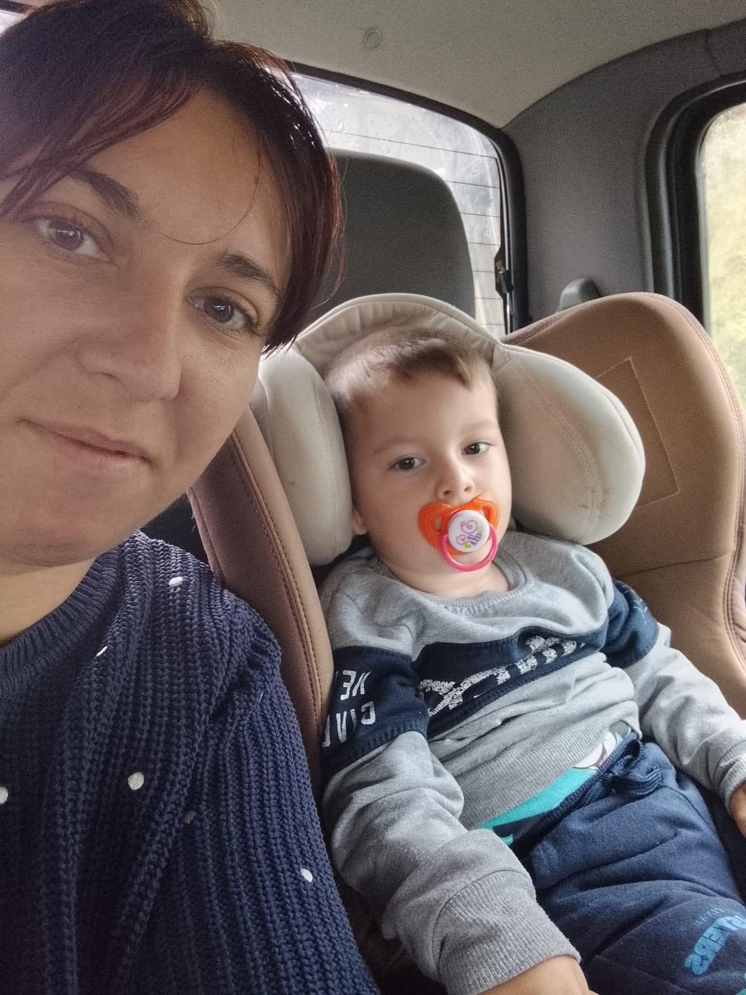 Comunitatea din Cloșani se mobilizează pentru băiețelul cu dipareză spastică