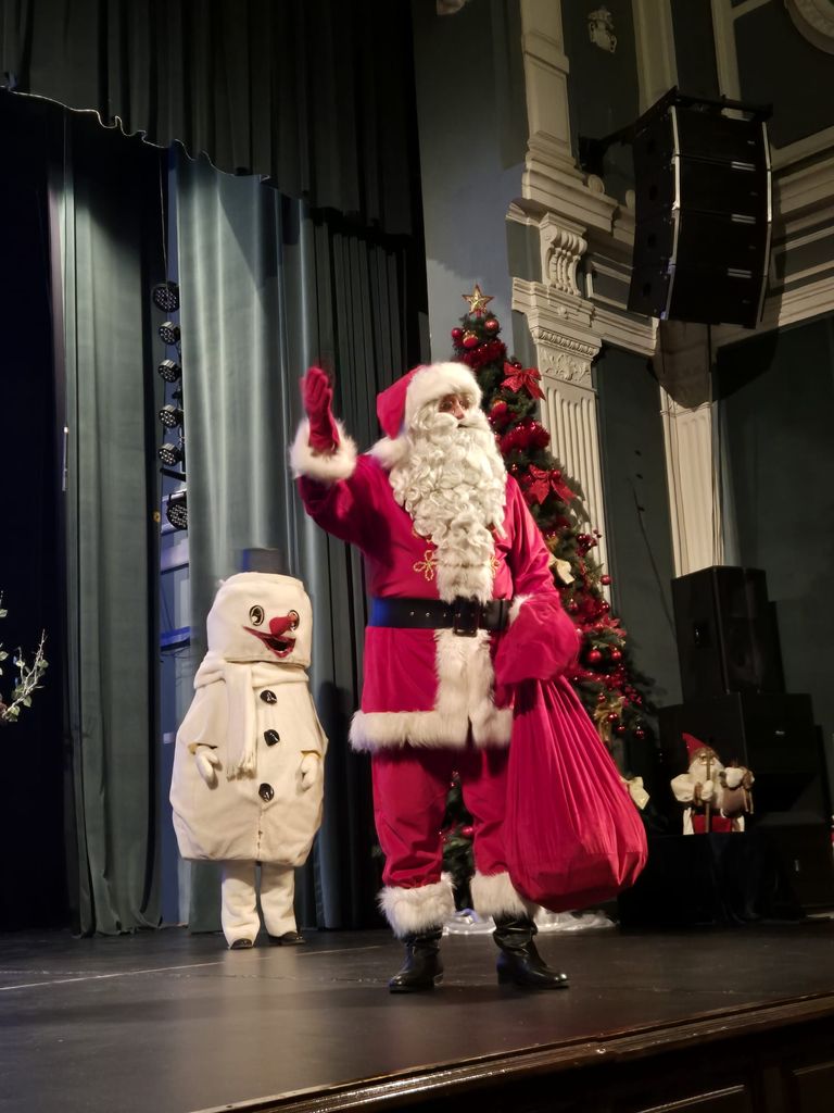 Spectacol de teatru și animație organizat în Ajun de Sfântul Nicolae la Bistrița