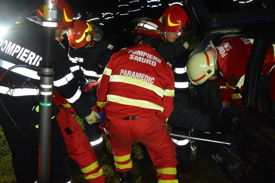 Accident grav la Băleni: patru răniți după ce o mașină a lovit un copac