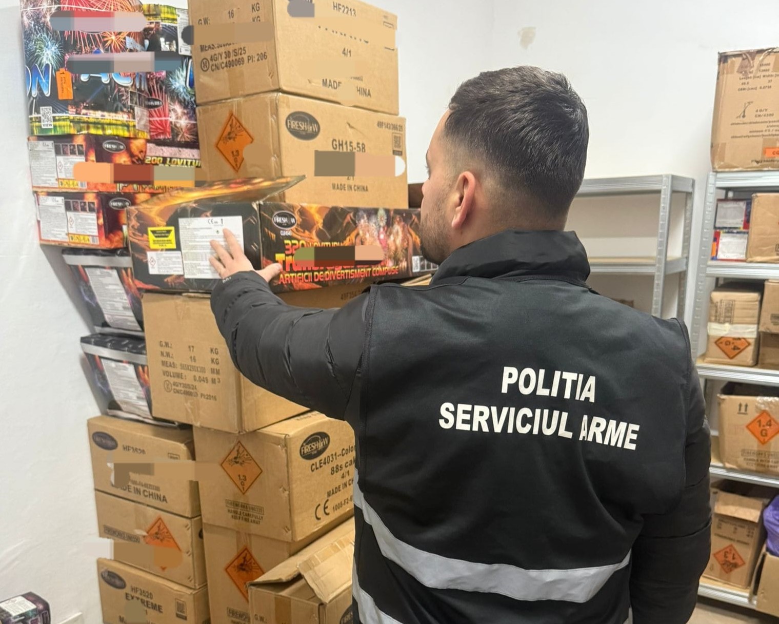 Percheziție la un tânăr din Botoșani: peste o tonă și jumătate de artificii confiscate