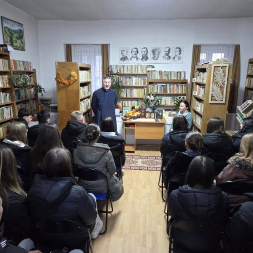 Părintele Iulian Szerasz a discutat cu elevii despre importanța sfinților ca modele