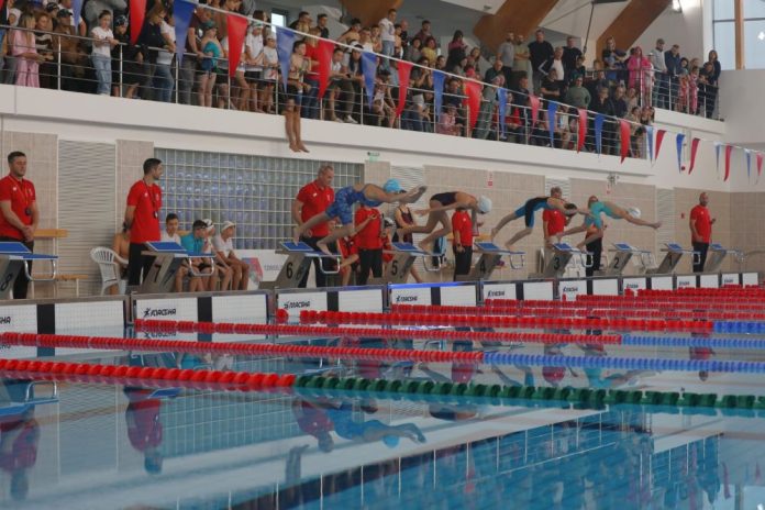 Peste 300 de copii au concurat la competiția de înot „Campion în Vrancea de Moș Nicolae”