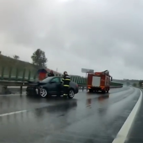Intervenție promptă a pompierilor pentru un accident rutier cu autoturism avariat