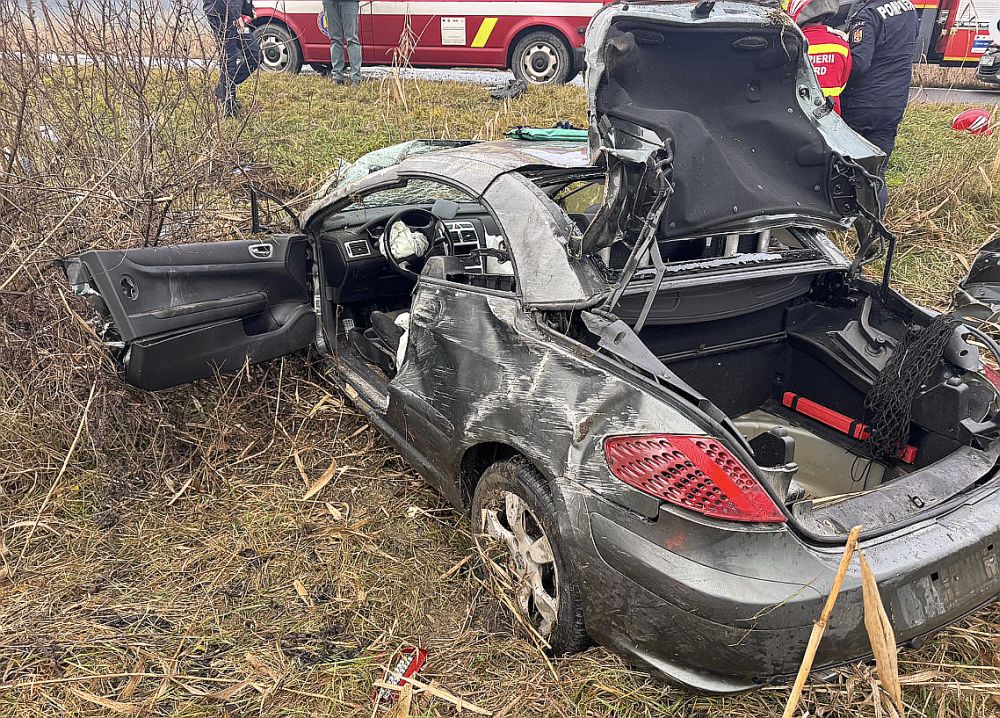 Șoferiță de 20 de ani răsturnată cu mașina pe DN1, în apropiere de Aiud