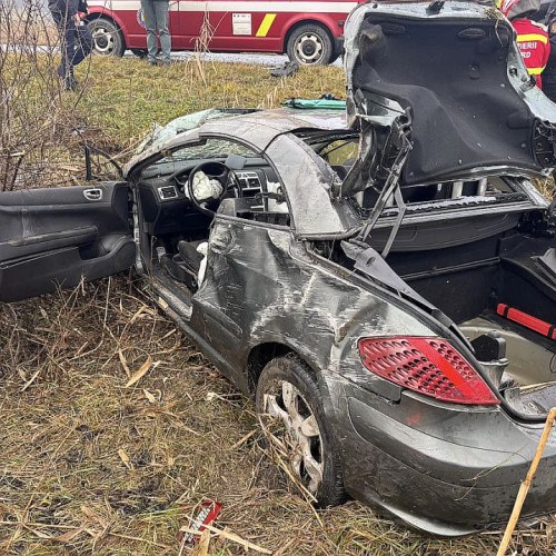 Șoferiță de 20 de ani răsturnată cu mașina pe DN1, în apropiere de Aiud