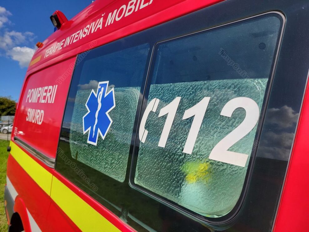 Trei tinere rănite după ce mașina condusă de o fată de 18 ani a căzut în albia unui râu