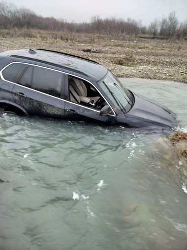 Șofer beat și fără permis, prins după ce a fugit și a abandonat mașina într-un râu