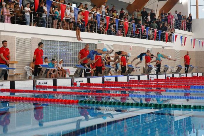 Campion în Vrancea de Moș Nicolae aduce peste 300 de copii la bazinul de înot județean