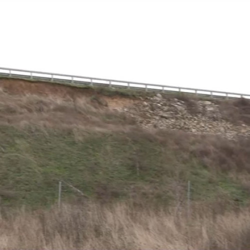 Alunecări de teren pe drumul expres Craiova-Pitești după ploi persistente