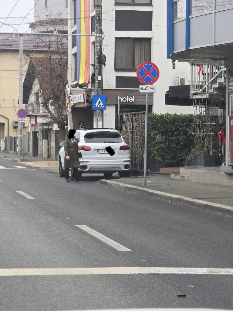 Șoferul unui Porsche Cayenne a parcat pe trotuar în Târgu Jiu și a atras atenția publicului