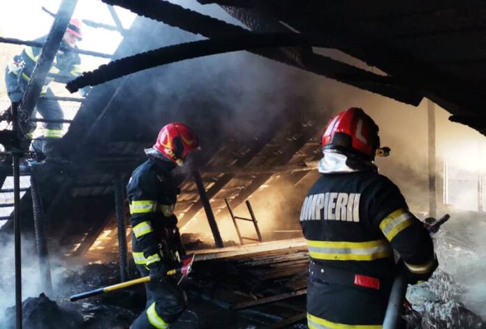Incendiu puternic la o casă cu etaj din Odobești, intervenție amplă a pompierilor