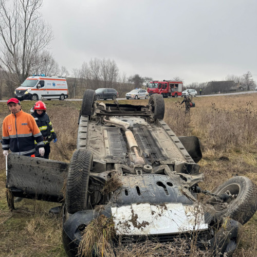 Trei răniți după răsturnarea unui autoturism în satul Oglinzi
