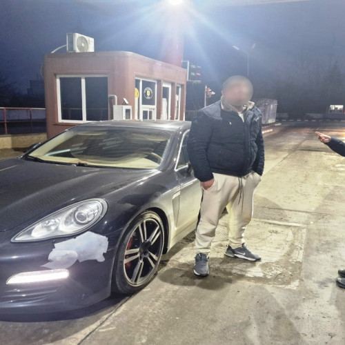 Bărbat cu dublă cetățenie, prins la frontieră conducând un Porsche radiat din circulație