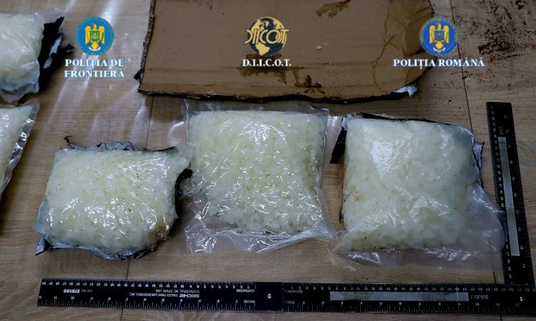 Trei persoane arestate pentru trafic de droguri de mare risc în Maramureș