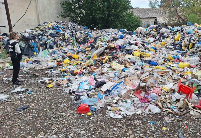 Șaisprezece primării din Galați amendate pentru gestionarea necorespunzătoare a deșeurilor