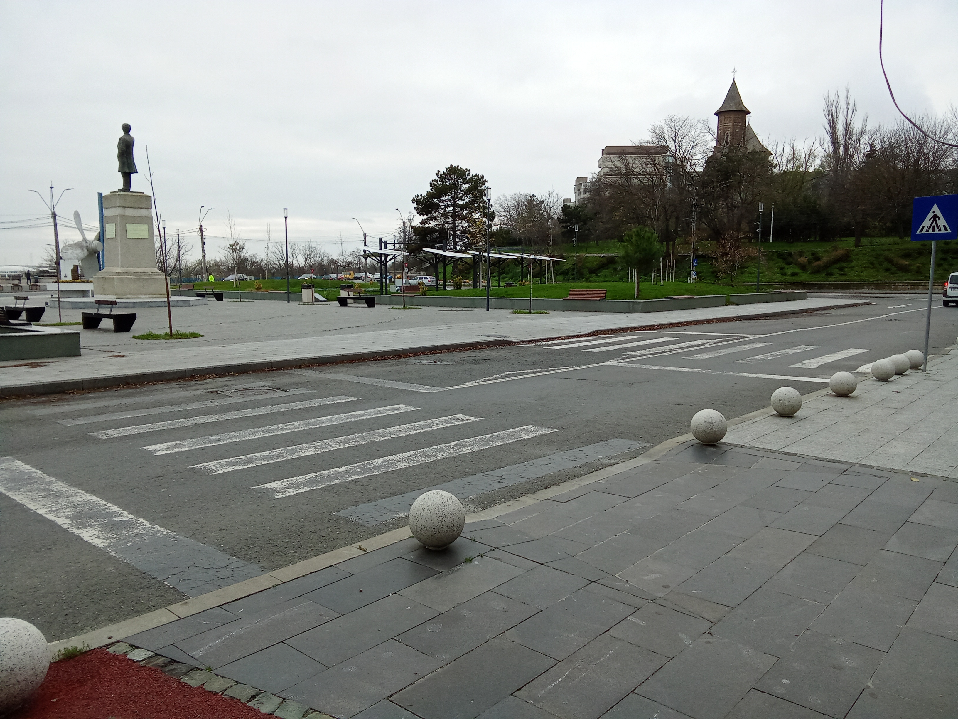 Probleme de accesibilitate la trecerea de pietoni din zona Elice