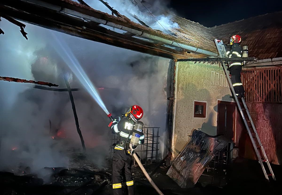 Incendiu în satul Geomal din comuna Stremț, o anexă gospodărească a ars complet